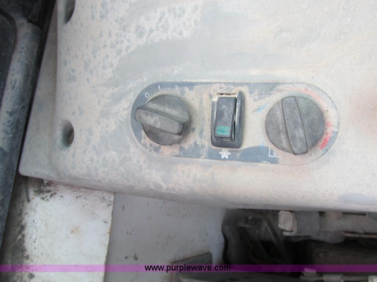 image for item H7638 2002 Bobcat 341D compact excavator