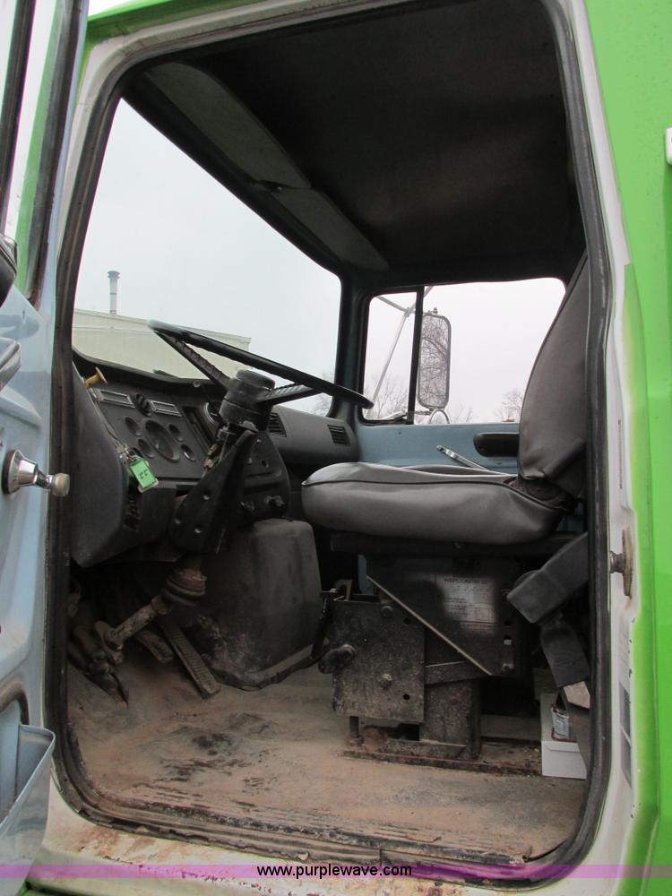 image for item H7677 1989 Ford LN8000 form/beverage truck