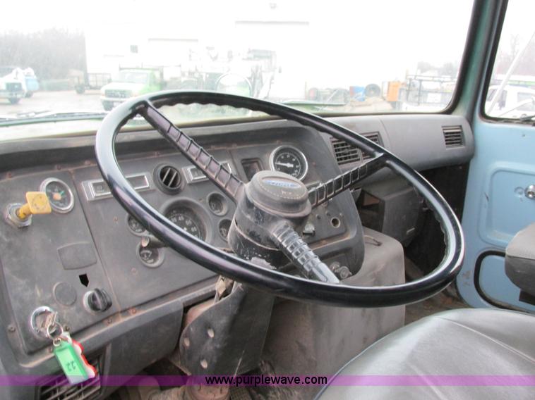 image for item H7677 1989 Ford LN8000 form/beverage truck