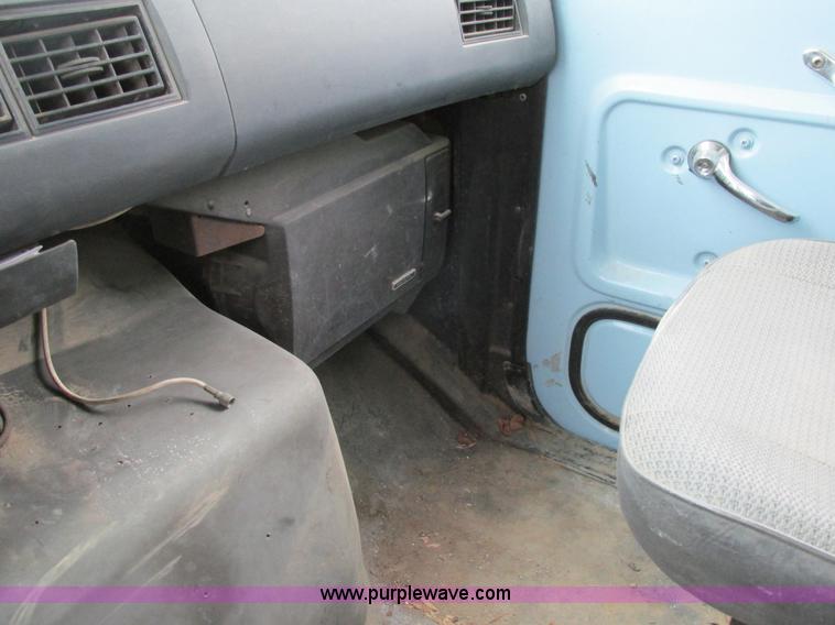 image for item H7677 1989 Ford LN8000 form/beverage truck