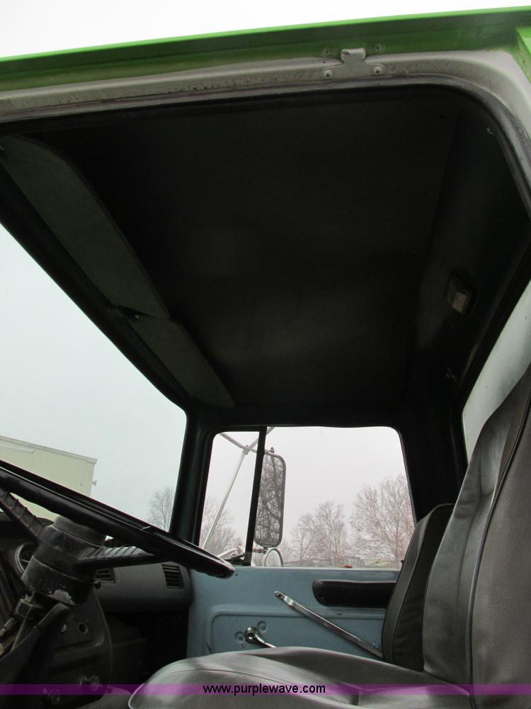 image for item H7677 1989 Ford LN8000 form/beverage truck