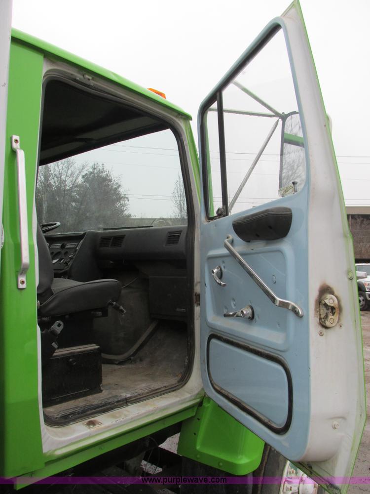 image for item H7677 1989 Ford LN8000 form/beverage truck