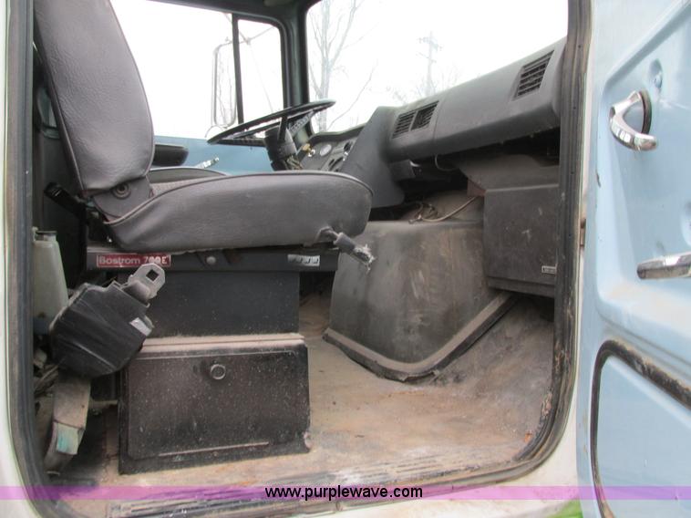 image for item H7677 1989 Ford LN8000 form/beverage truck