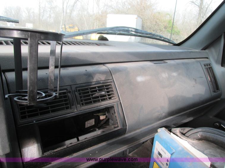 image for item H7680 1999 GMC C6500 oil distributor truck