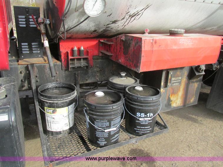 image for item H7680 1999 GMC C6500 oil distributor truck