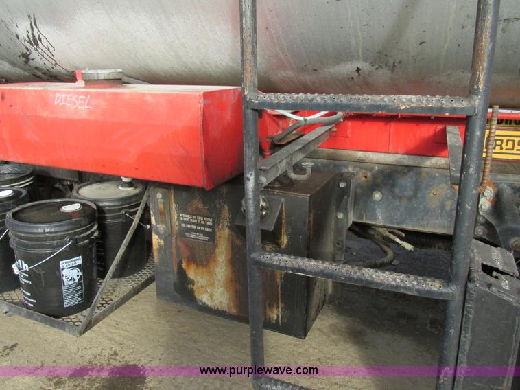 image for item H7680 1999 GMC C6500 oil distributor truck