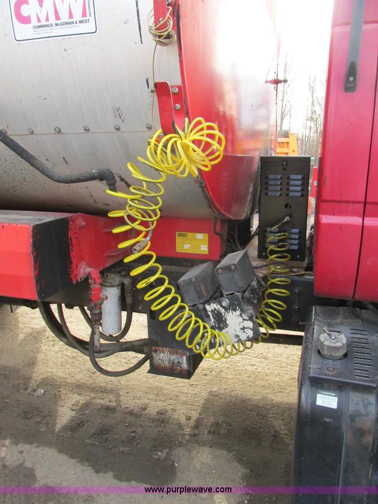 image for item H7680 1999 GMC C6500 oil distributor truck