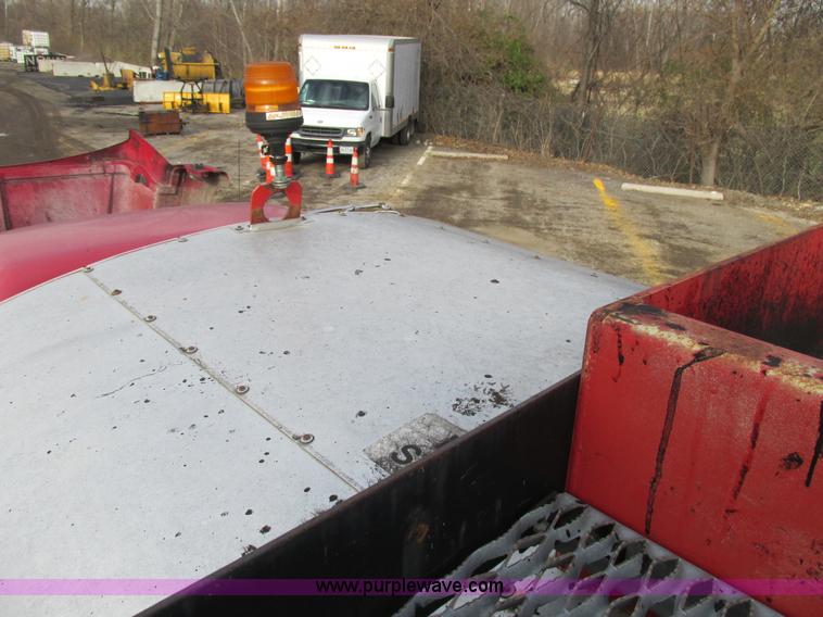 image for item H7680 1999 GMC C6500 oil distributor truck