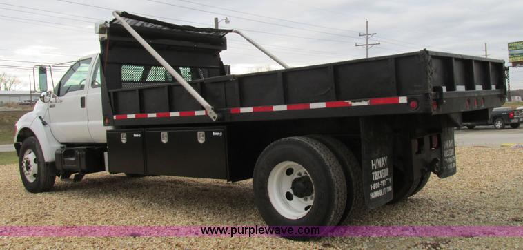image for item H7687 2000 Ford F750 Super Duty XL Ext. Cab flatbed dump truck