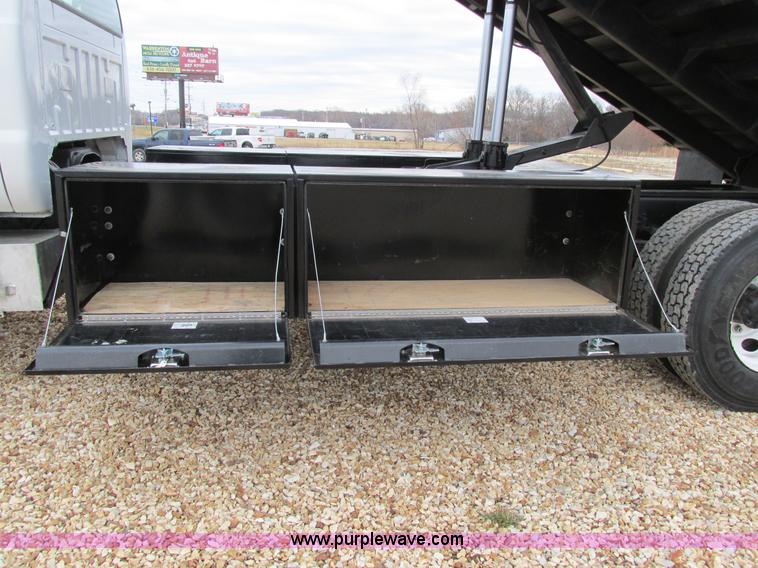 image for item H7687 2000 Ford F750 Super Duty XL Ext. Cab flatbed dump truck