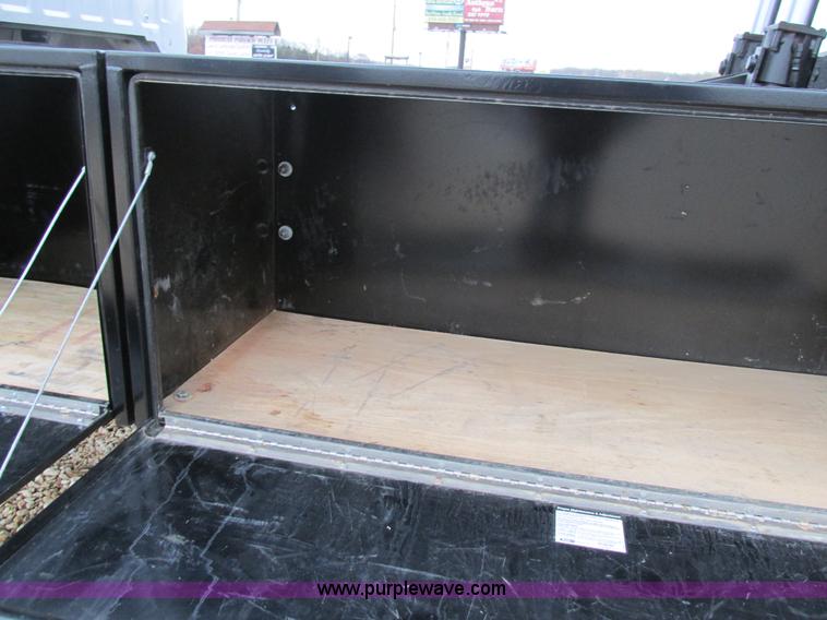 image for item H7687 2000 Ford F750 Super Duty XL Ext. Cab flatbed dump truck