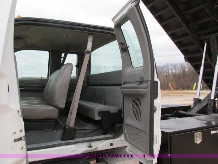 image for item H7687 2000 Ford F750 Super Duty XL Ext. Cab flatbed dump truck