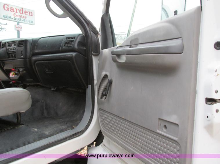 image for item H7687 2000 Ford F750 Super Duty XL Ext. Cab flatbed dump truck