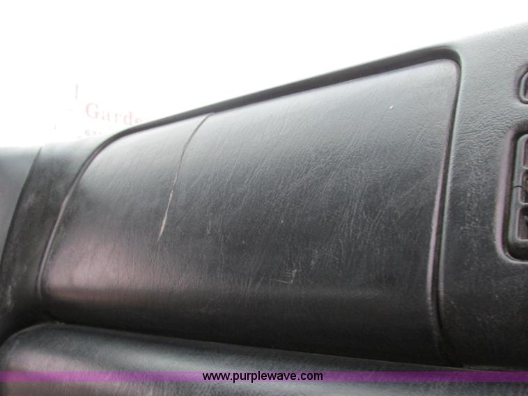 image for item H7687 2000 Ford F750 Super Duty XL Ext. Cab flatbed dump truck