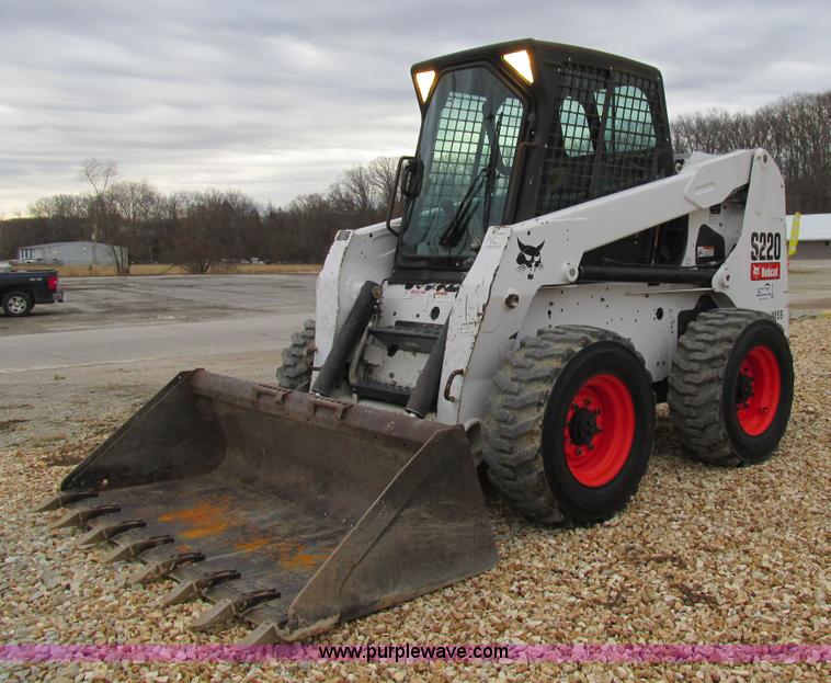 image for item H7689 2005 Bobcat S220 skid steer