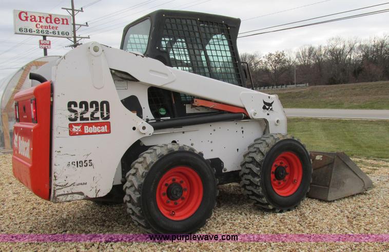 image for item H7689 2005 Bobcat S220 skid steer
