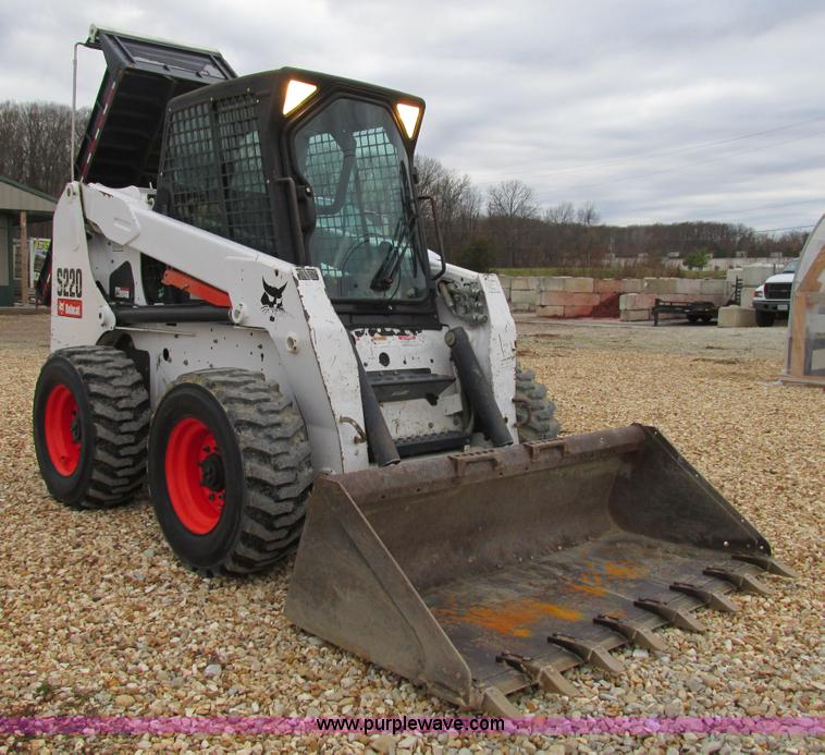 image for item H7689 2005 Bobcat S220 skid steer