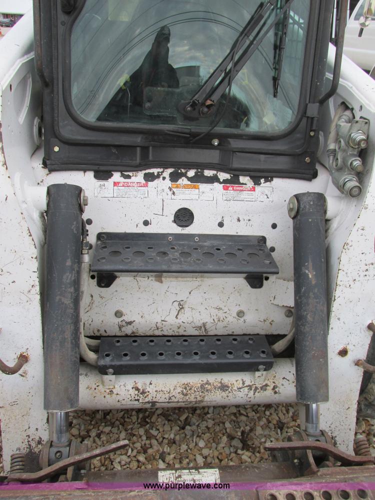 image for item H7689 2005 Bobcat S220 skid steer