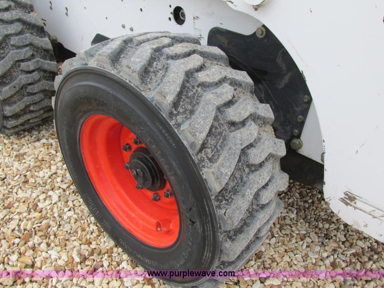 image for item H7689 2005 Bobcat S220 skid steer