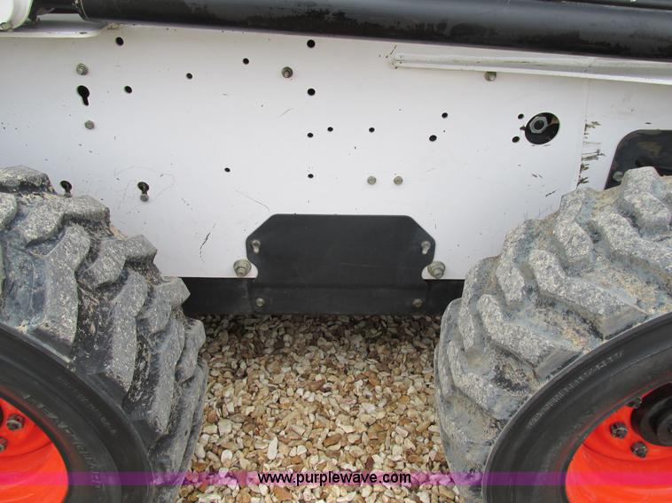 image for item H7689 2005 Bobcat S220 skid steer