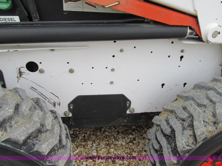 image for item H7689 2005 Bobcat S220 skid steer