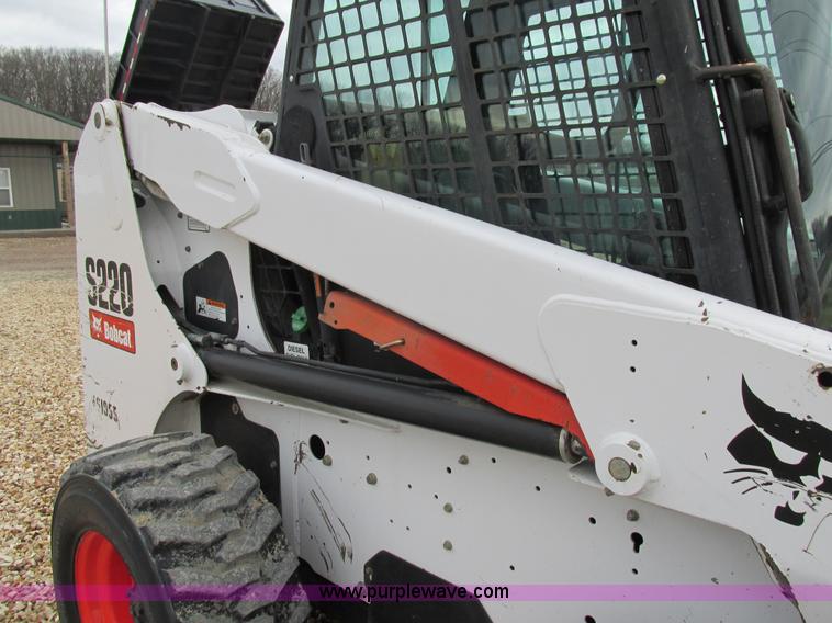 image for item H7689 2005 Bobcat S220 skid steer
