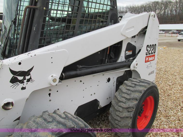 image for item H7689 2005 Bobcat S220 skid steer