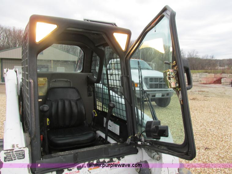 image for item H7689 2005 Bobcat S220 skid steer