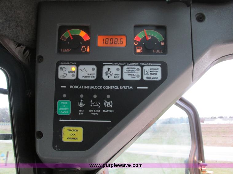 image for item H7689 2005 Bobcat S220 skid steer