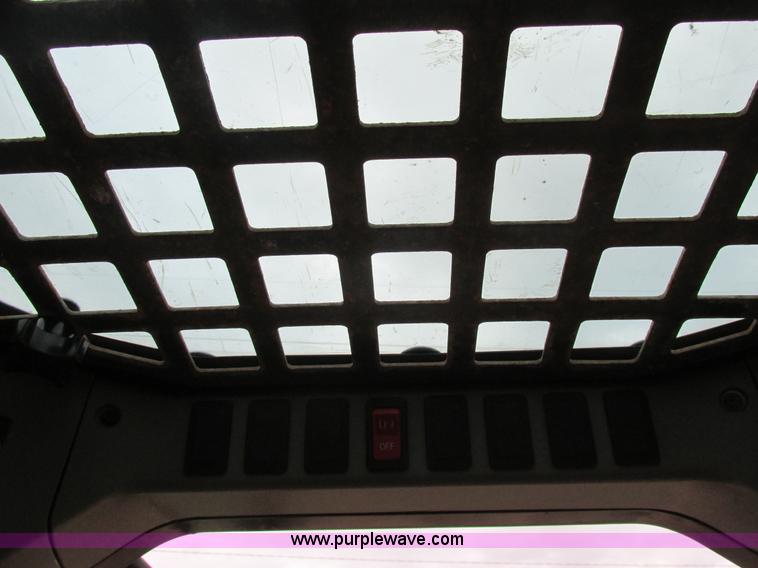 image for item H7689 2005 Bobcat S220 skid steer