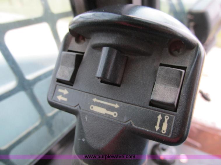 image for item H7689 2005 Bobcat S220 skid steer