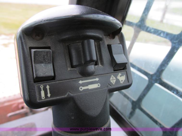 image for item H7689 2005 Bobcat S220 skid steer