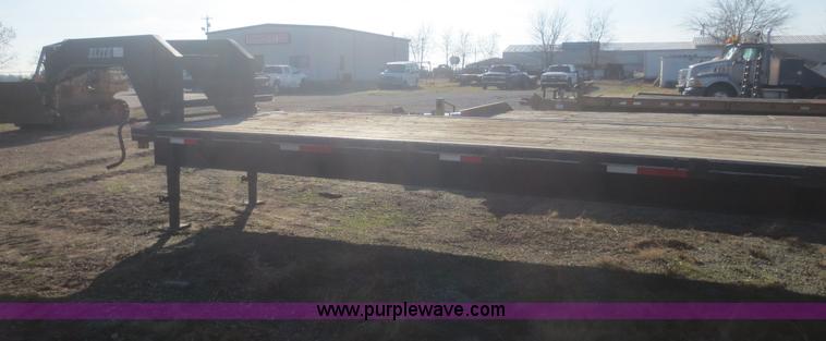 image for item I2133 2000 Elite gooseneck trailer