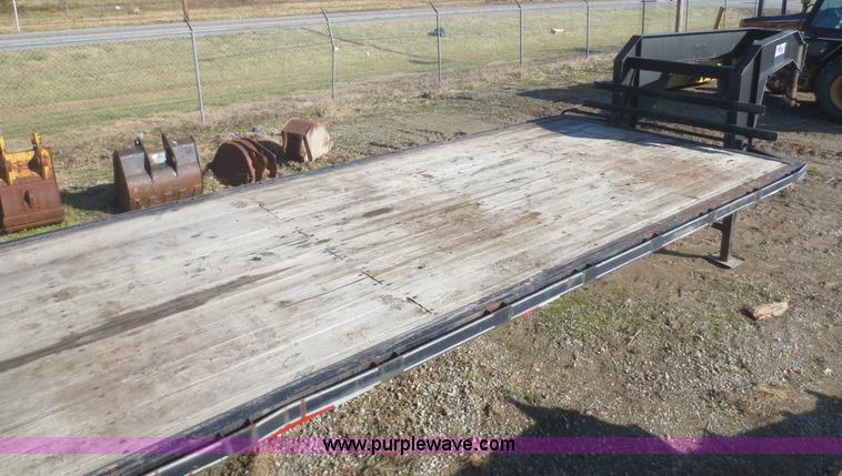 image for item I2133 2000 Elite gooseneck trailer