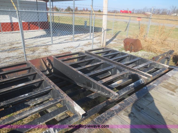 image for item I2133 2000 Elite gooseneck trailer