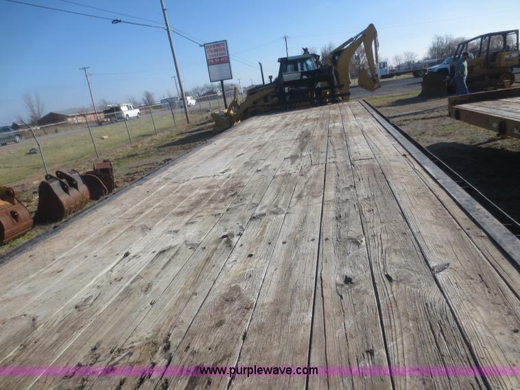 image for item I2133 2000 Elite gooseneck trailer