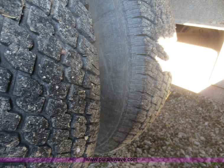 image for item I2133 2000 Elite gooseneck trailer