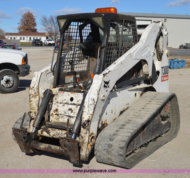 image for item I2916 2005 Bobcat T300 skid steer