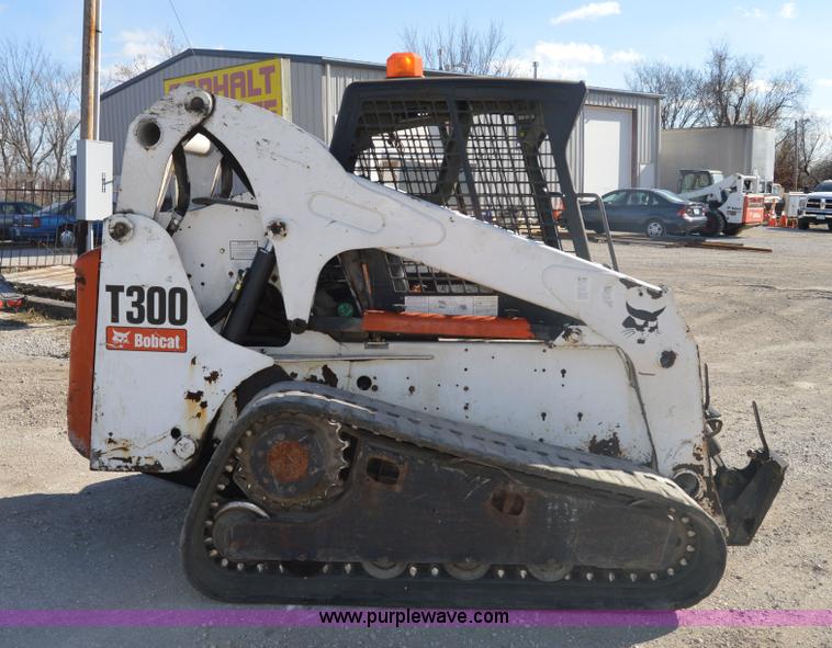 image for item I2916 2005 Bobcat T300 skid steer