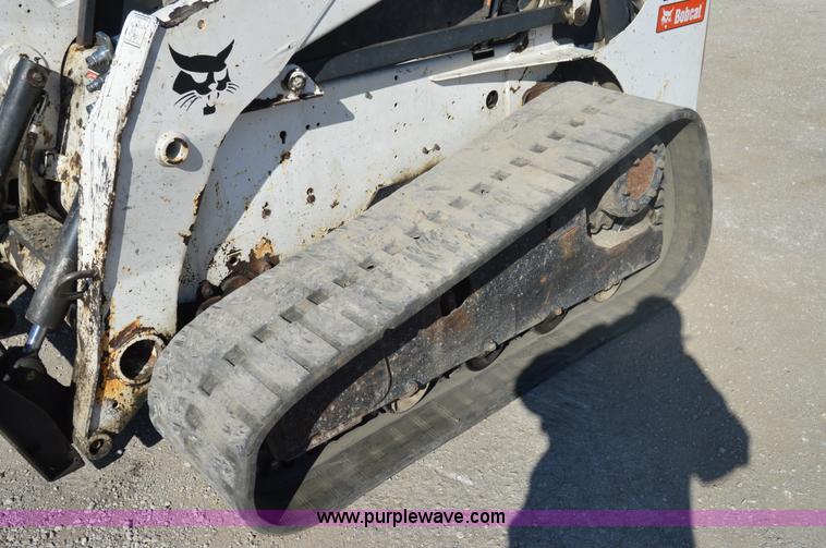 image for item I2916 2005 Bobcat T300 skid steer