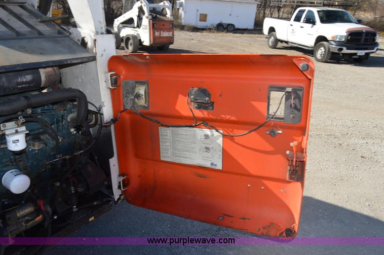 image for item I2916 2005 Bobcat T300 skid steer