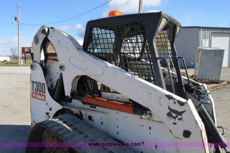 image for item I2916 2005 Bobcat T300 skid steer