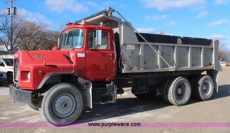 image for item I5982 1987 Mack DM690S dump truck