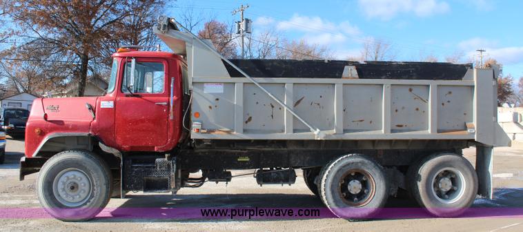 image for item I5982 1987 Mack DM690S dump truck