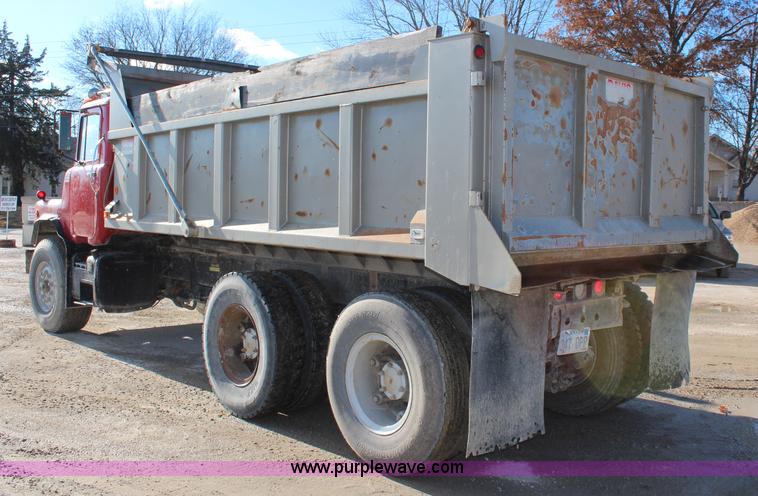image for item I5982 1987 Mack DM690S dump truck