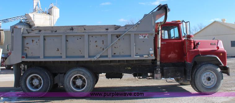 image for item I5982 1987 Mack DM690S dump truck