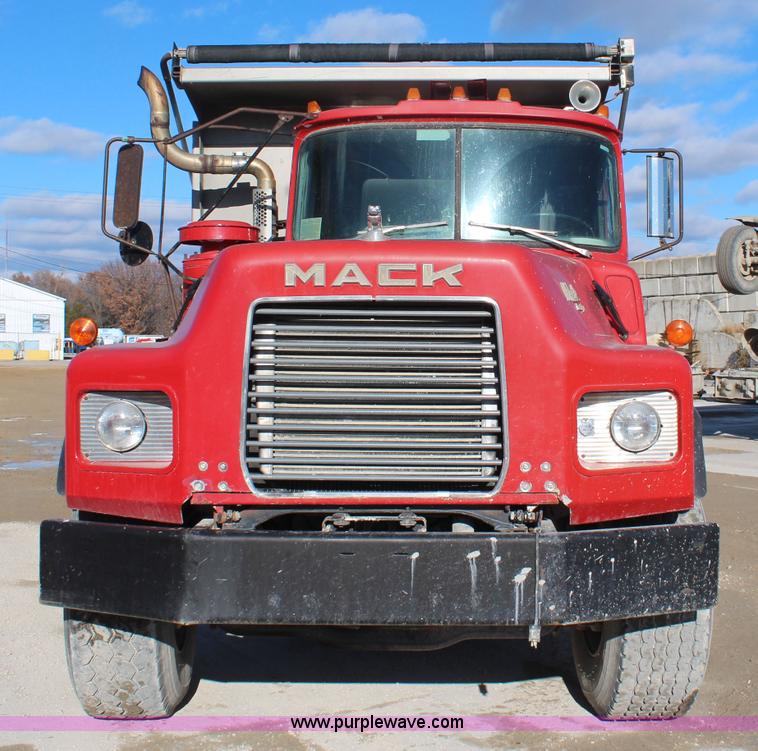 image for item I5982 1987 Mack DM690S dump truck