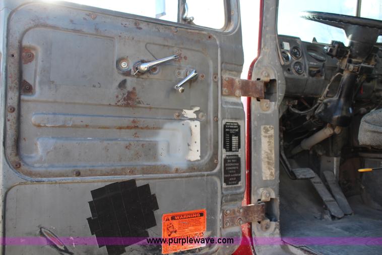 image for item I5982 1987 Mack DM690S dump truck