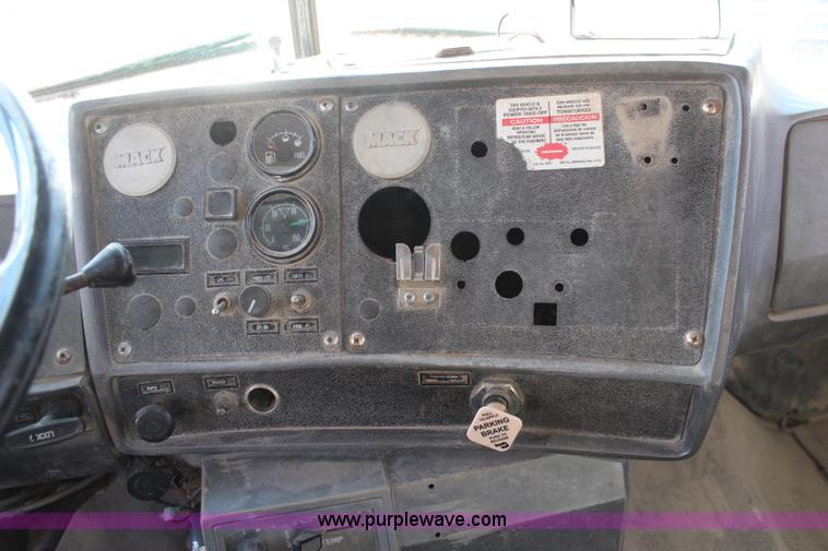 image for item I5982 1987 Mack DM690S dump truck