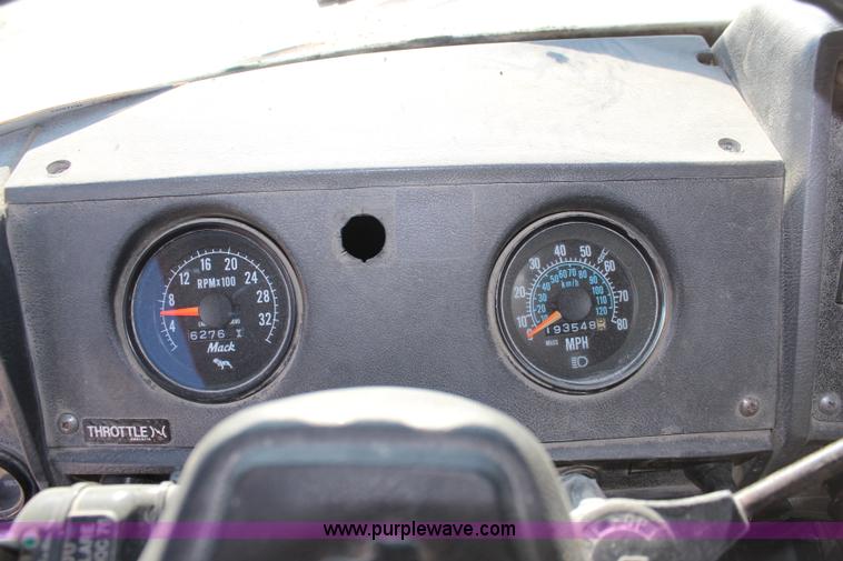 image for item I5982 1987 Mack DM690S dump truck